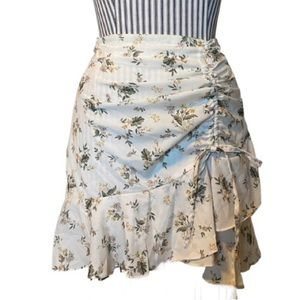 Spring cream floral skirt with ruffles and adjustable scrunch side. Size S